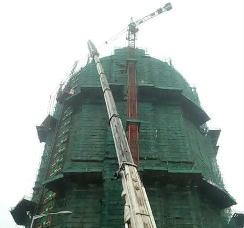 宽城吊车在工地上作业